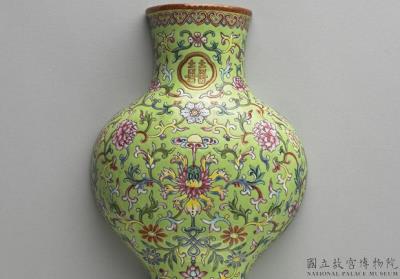 图片[2]-Hanging vase of flowers and “double joy” auspicious decoration in fencai painted enamels on a green ground, Qing dynasty, Jiaqing reign (1796-1820)-China Archive